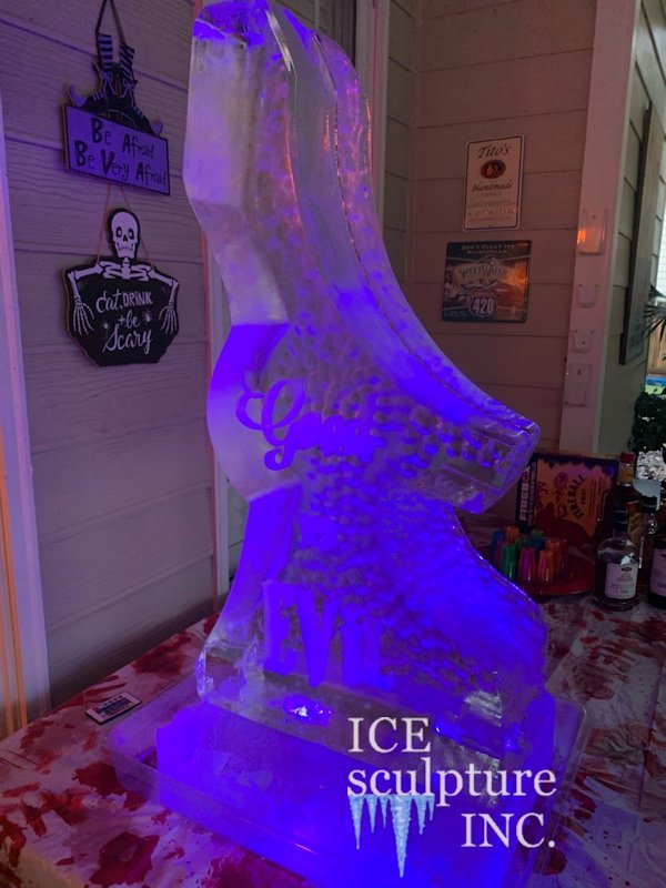 https://www.icesculptureinc.com/holiday-gallery/slides/7%20-%20Good%20vs%20Evil%20Modern%20Luge.jpg