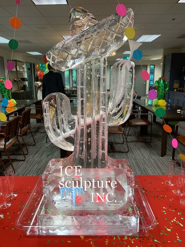 https://www.icesculptureinc.com/ice-luges-gallery/slides/Cactus%20Luge.jpg